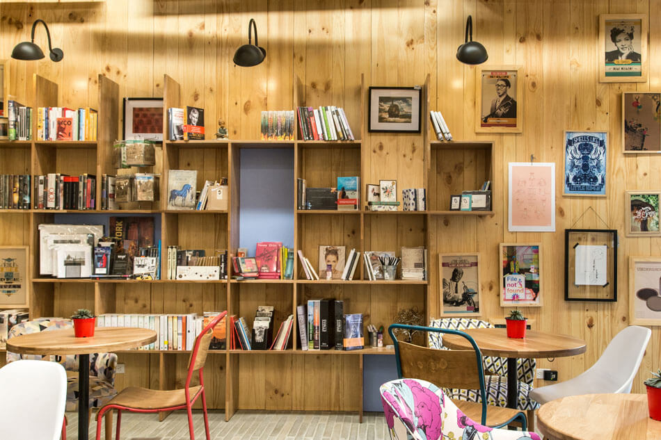 Elementos prácticos y decorativos en las paredes de la cafetería.