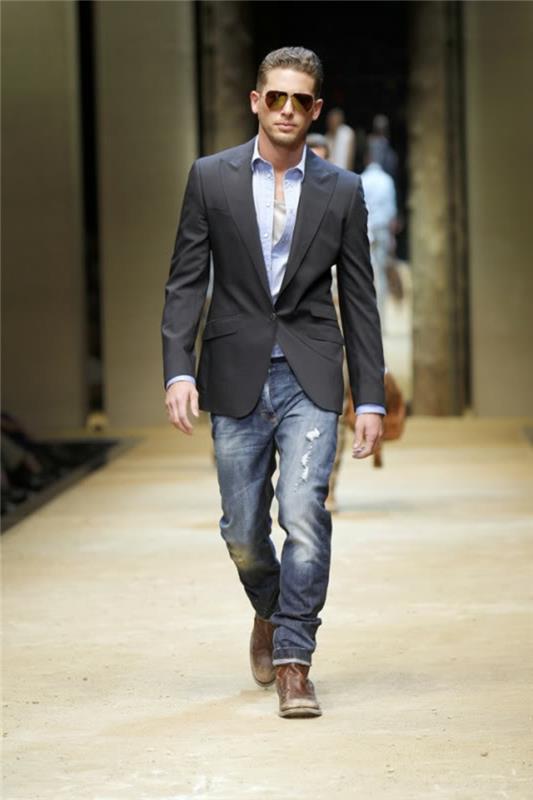 vestiti-uomo-stile-informale-kot-scarpe-camicia-blu-giacca-nera-occhiali-da-sole-podio-passarella