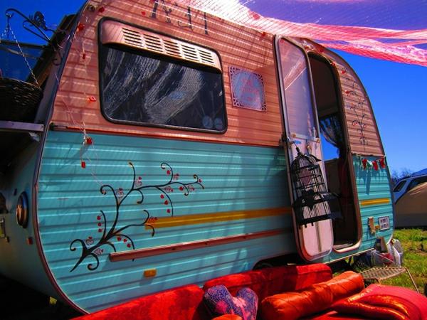 vintage-painting-caravan