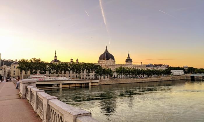 Lyon'da ne görülmeli, gün batımı sırasında Lyon'da Rhône ve Saône nehirlerinin köprülerinde yürüyüş fikri